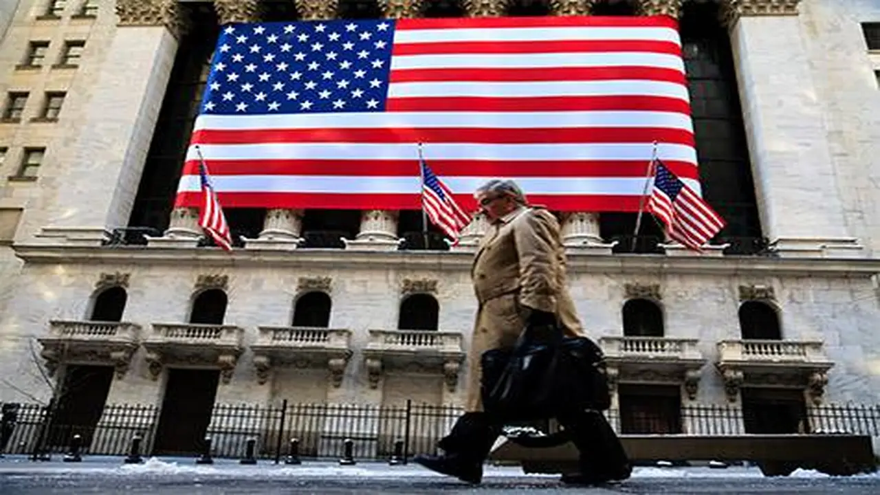 الأسهم الأمريكية تتراجع وسط مخاوف بشأن سياسة الفيدرالي وتقييمات التقنية